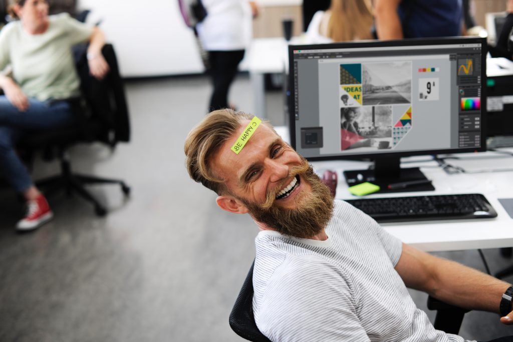 homme souriant au travail