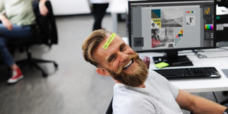 homme souriant au travail